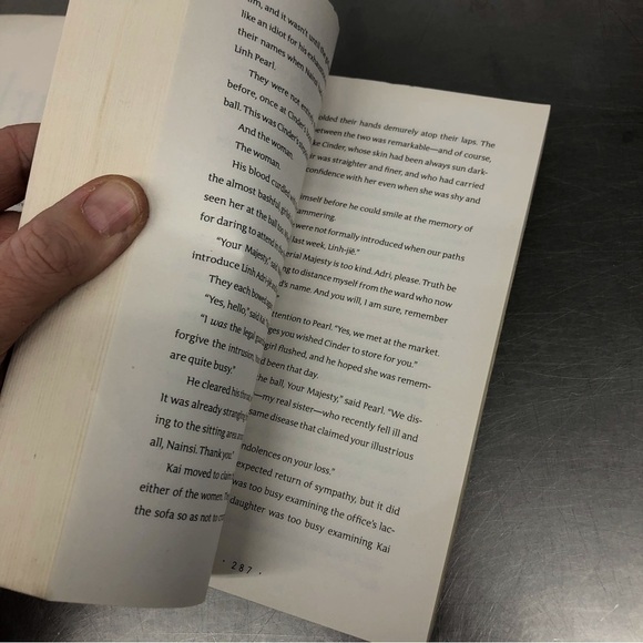 The Lunar Chronicles: Scarlet by: Marissa Meyer, paperback book - Picture 4 of 6